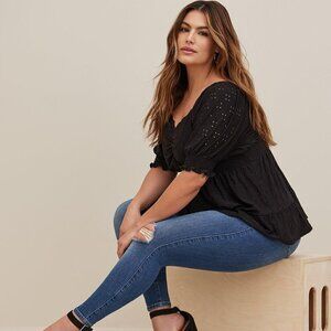 Torrid - Eyelet Smocked Waist And Sleeve Sweetheart Top in Deep Blackββββββββ